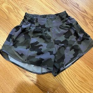 Lululemon Hottie Hot Short 2.5 in Camo - sz 2